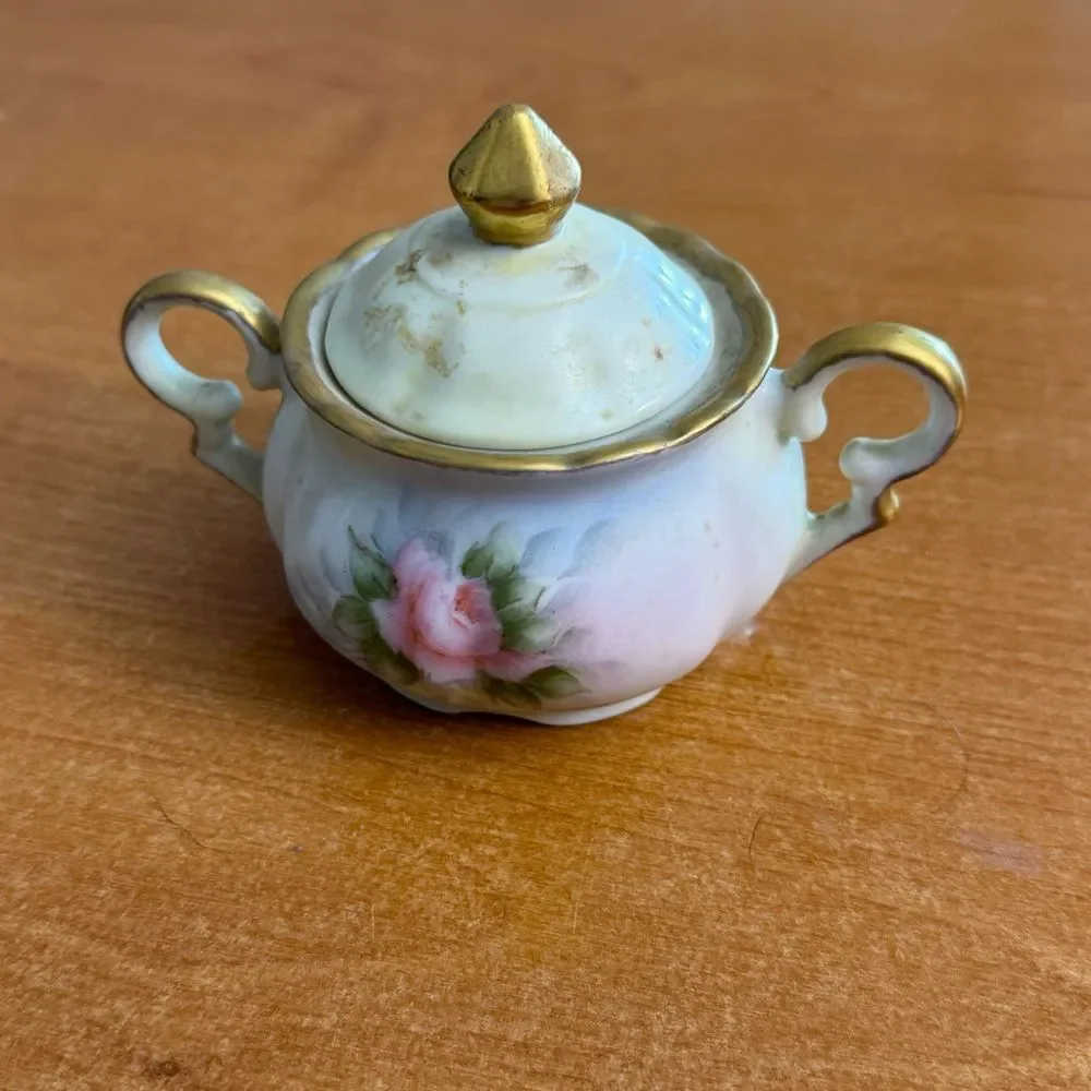 Vintage Floral Cream and Sugar Set with‎ Gold Accents
